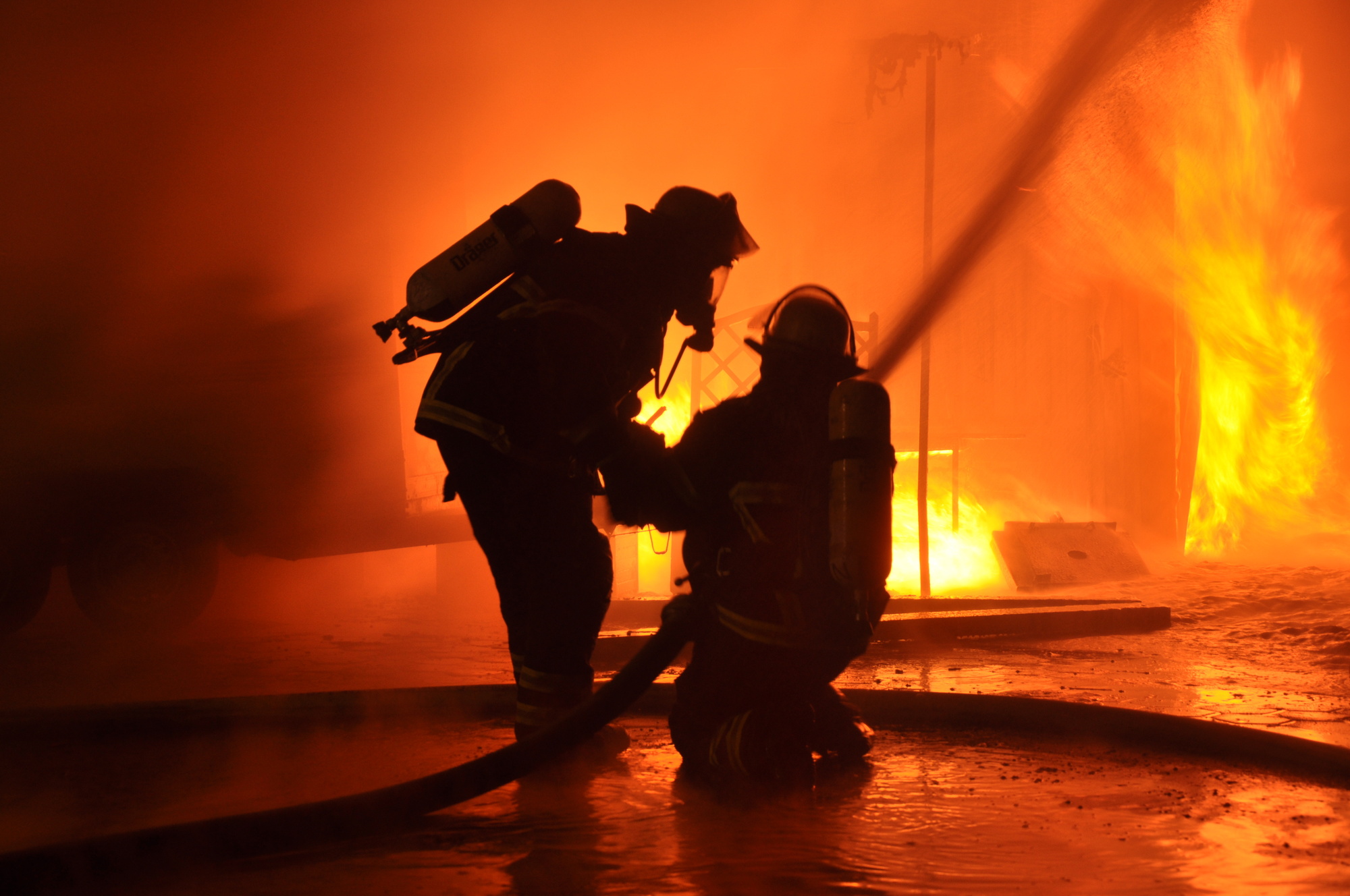 L am a fire. Flame retardant. Пожарные тушат мост. Firefighters putting out Fire. Тушить пожар из брандспойта.